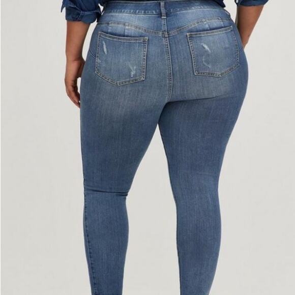 TORRID BOMBSHELL SKINNY PREMIUM‎ STRETCH HIGH-RISE DESTRUCTED JEANS - Picture 2 of 9